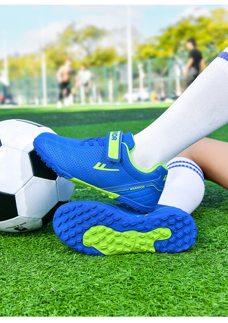 Huili Children's Soccer Shoes, TF Turf Studs with Velcro, for Boys And Girls of All Ages, Students, Model 685, Black And Gold, Size 32 10
