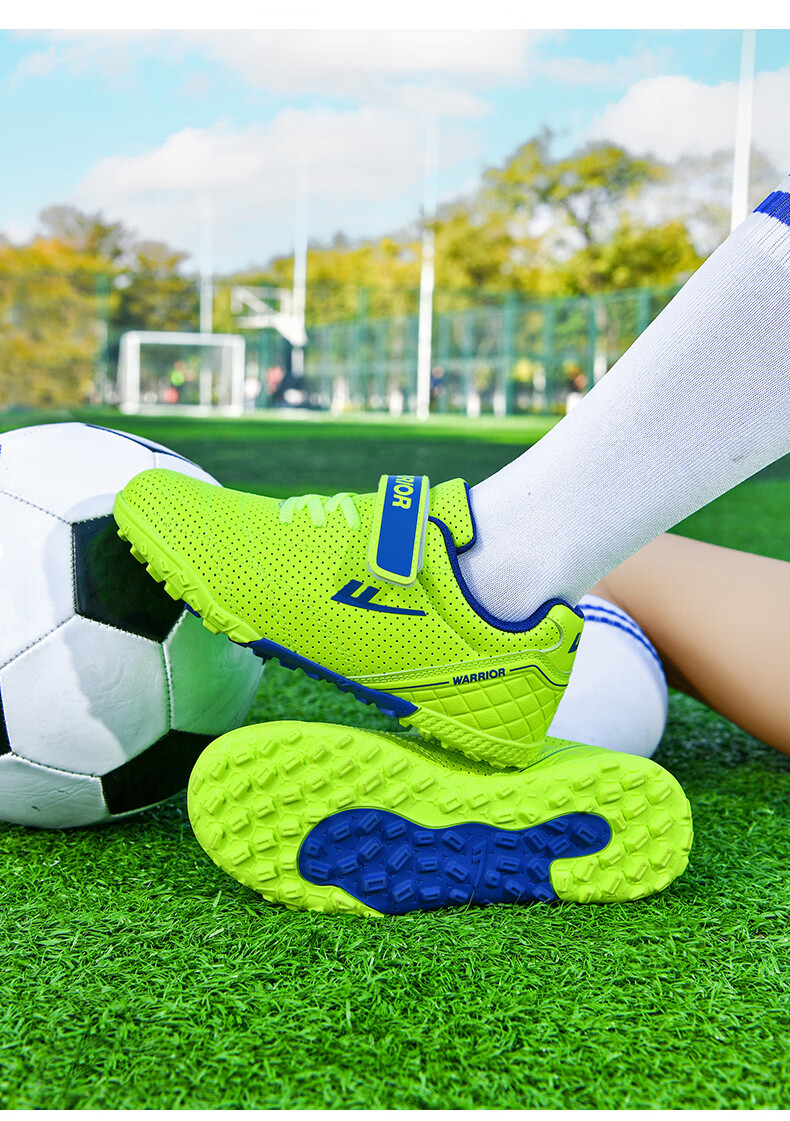 Huili Children's Soccer Shoes, TF Turf Studs with Velcro, for Boys And Girls of All Ages, Students, Model 685, Black And Gold, Size 32 8