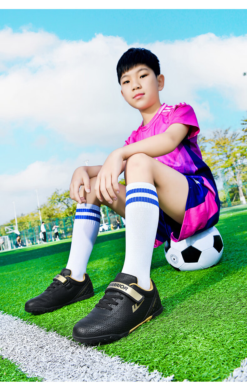Huili Children's Soccer Shoes, TF Turf Studs with Velcro, for Boys And Girls of All Ages, Students, Model 685, Black And Gold, Size 32 18