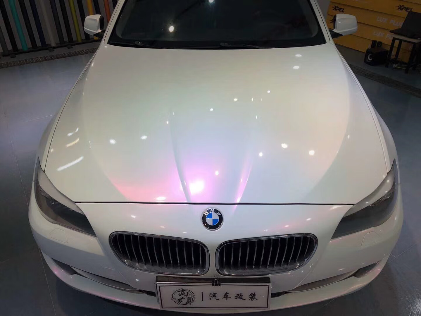 电动摩托车衣白色渐变珠光贴膜汽车全身改色贴膜陶瓷珍珠电光贴纸
