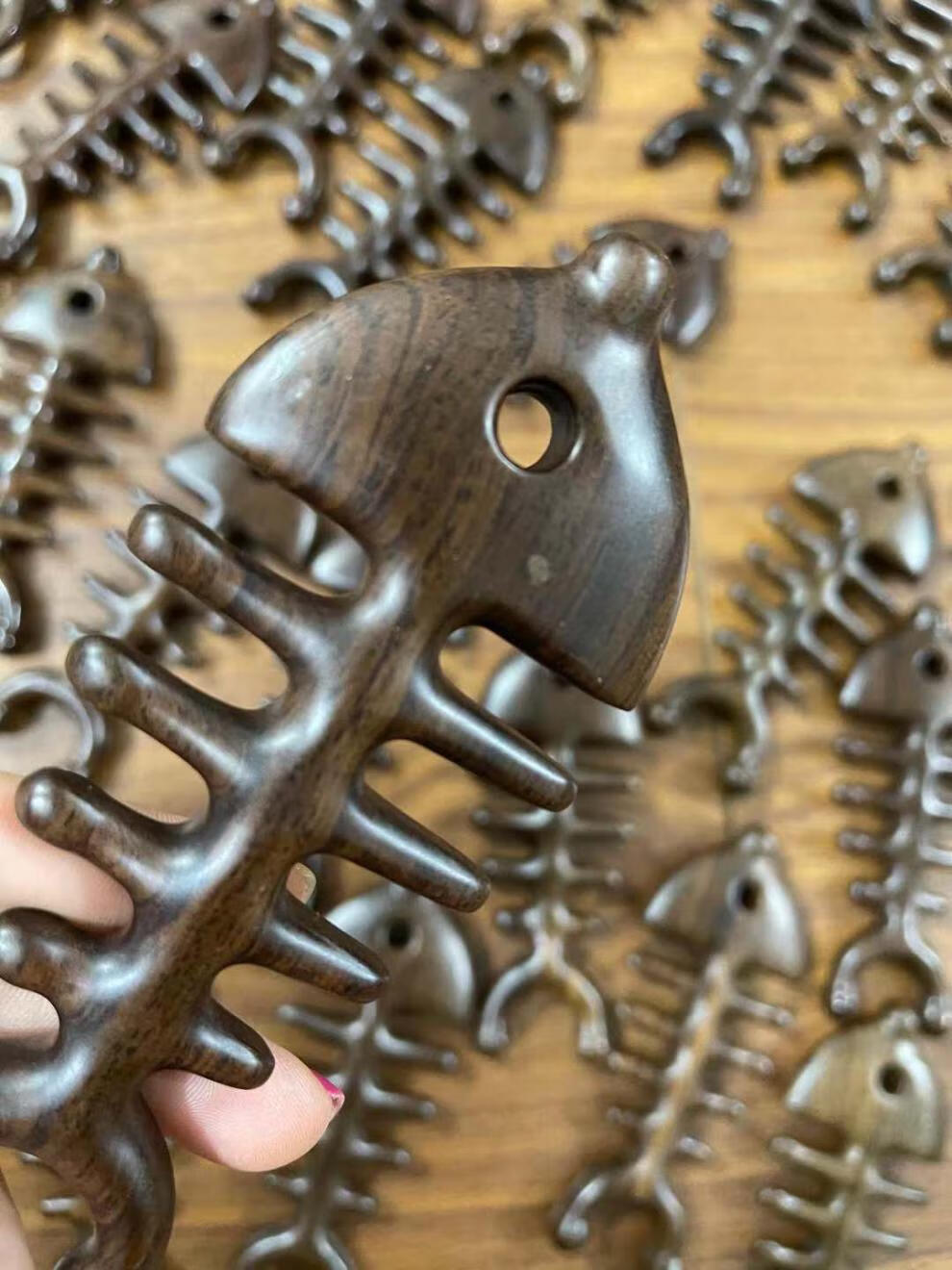 鱼骨按摩梳 微瑕疵按摩梳天然檀木梳鱼骨梳五指梳多功能随机发不可