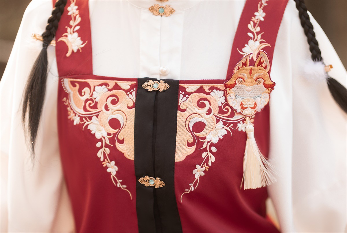 汉服女 原创设计新款小福狸汉服刺绣方领短袄主腰里衣马面裙三件套