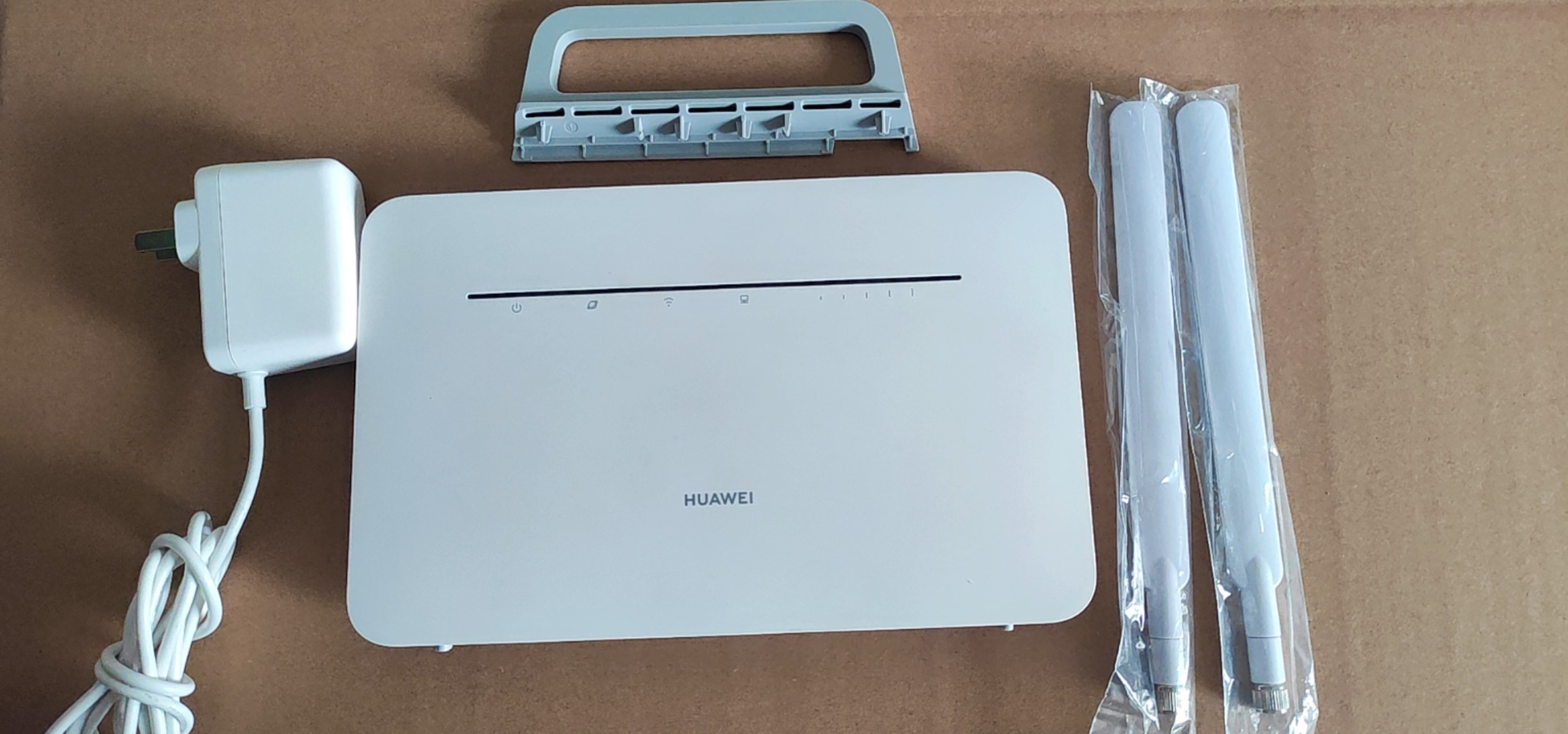 二手 华为 华为b316-855 4g路由器2pro 线转有线 二手主机 电源 底座