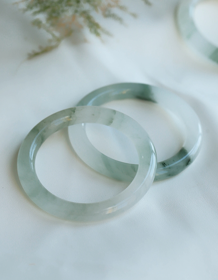 弗派新疆天山翠玉手镯冰翠色圆条少女年轻款佘太翠镯子生日礼物 冰翠