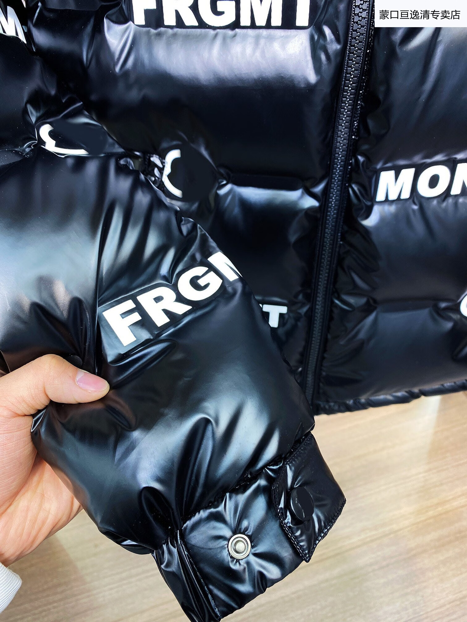 蒙口高端轻奢男装冬季联名款字母闪电印花情侣立领连帽羽绒服黑色4