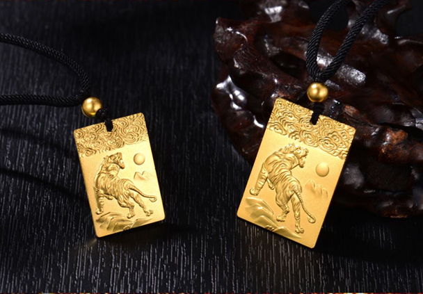 玉相伴 上山虎吊坠古法黄金无事牌足金实心足金坠子挂绳本命年礼物男