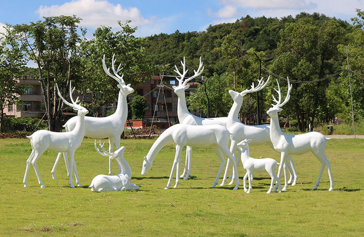 户外园林景观动物雕塑艺术品抽象玻璃钢几何白色梅花鹿草坪售楼部处