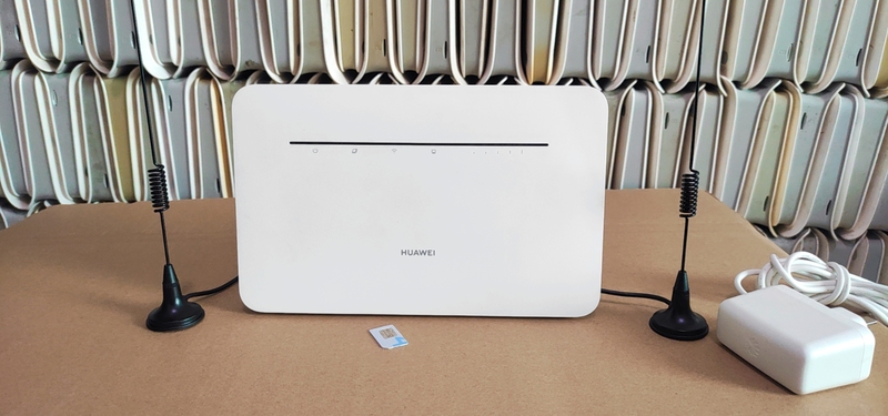 二手 华为 华为b316-855 4g路由器2pro 线转有线 二手主机 电源 底座