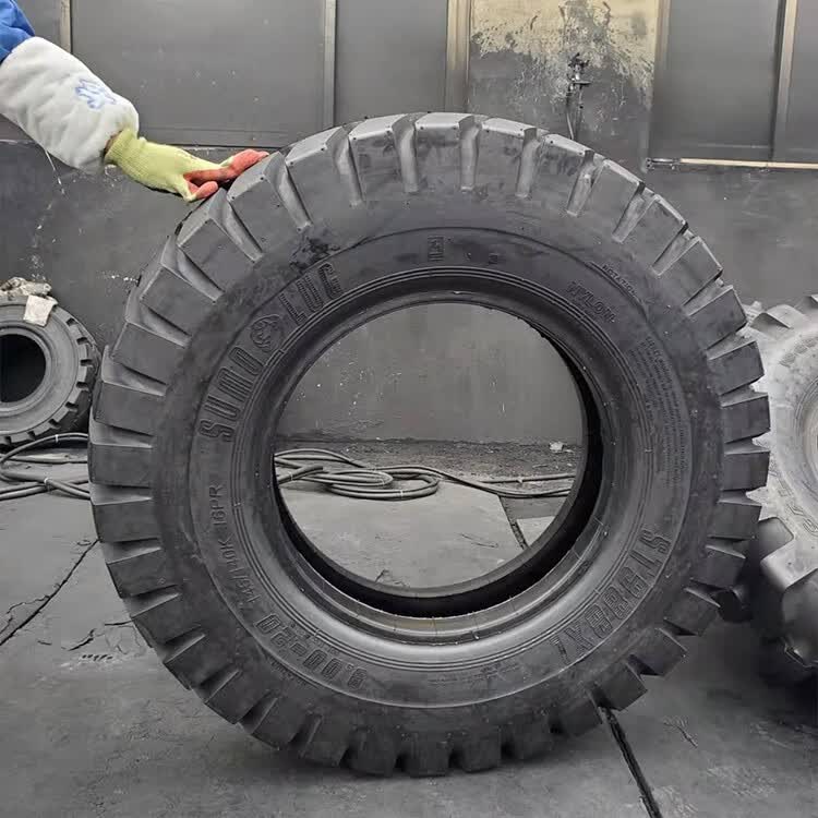 轮式挖沟挖掘机轮胎825-20 900-20工程轮胎 1000-20叉车轮胎耐磨 toko