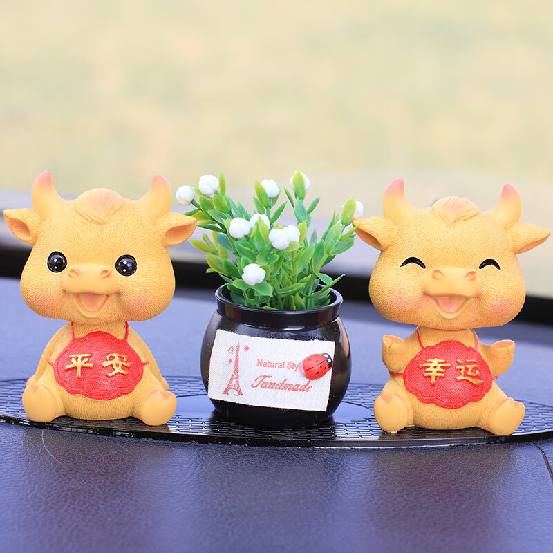 适用于 中国风生肖好运牛汽车摆件创意摇头车载内饰用品卡通香薰装饰