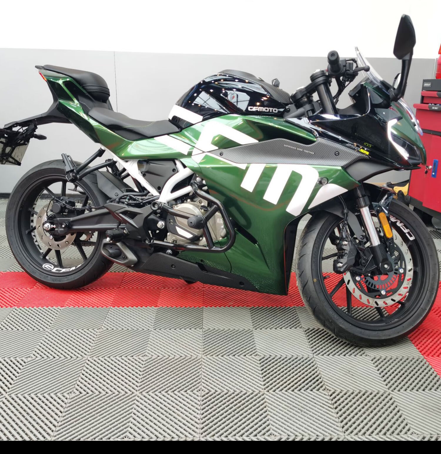 22款春风250sr贴纸个性改装贴花前脸贴花改色车壳字母贴纸拉花 前脸v