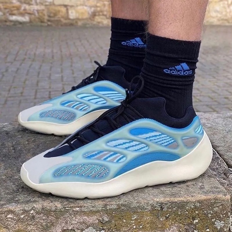 adidasyeezy700runnerboost侃爷椰子复古老爹鞋ee9614极光g54850405