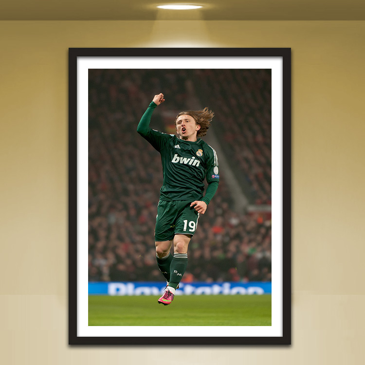 轻奢莫德里奇足球装饰画皇马球星海报体育主题酒吧有框画餐厅挂画萧萧