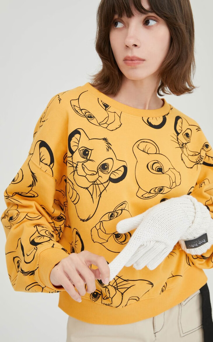 only2021秋季新款狮子王联名款满印卡通休闲圆领卫衣女12139s035 c98