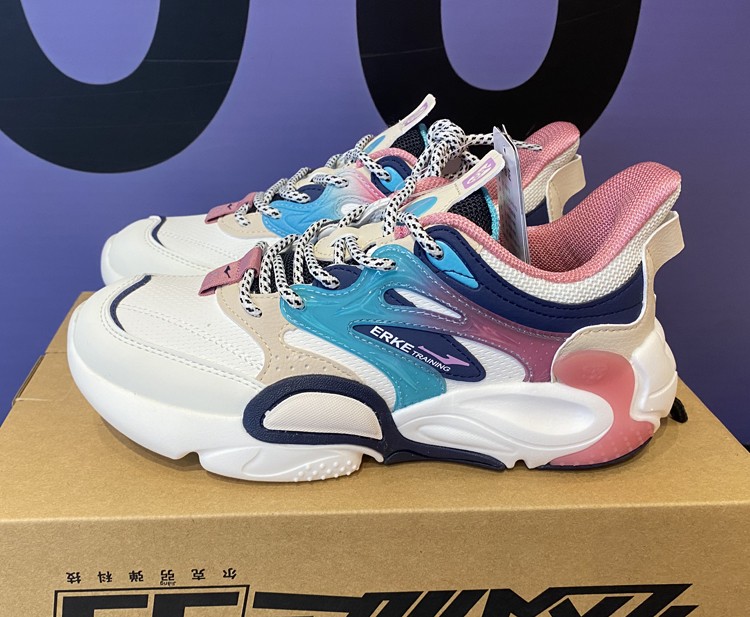 鸿星尔克2021冬季新品弜弹女鞋舒适运动鞋潮流老爹鞋12121414426 正黑