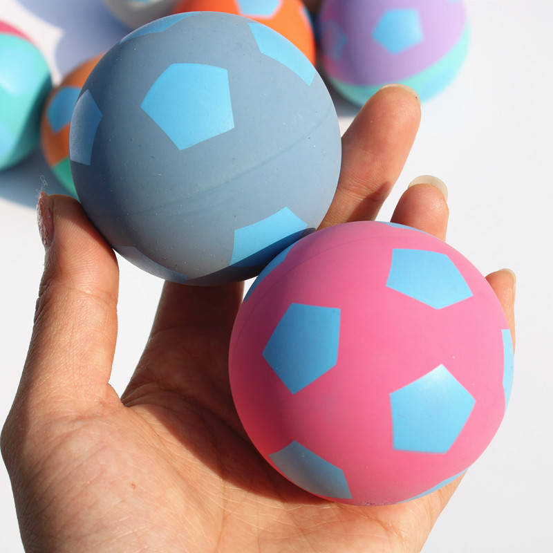 发泄减压橡胶弹力球无需充气6厘米小号高弹力儿童小篮球拍拍球浅蓝色