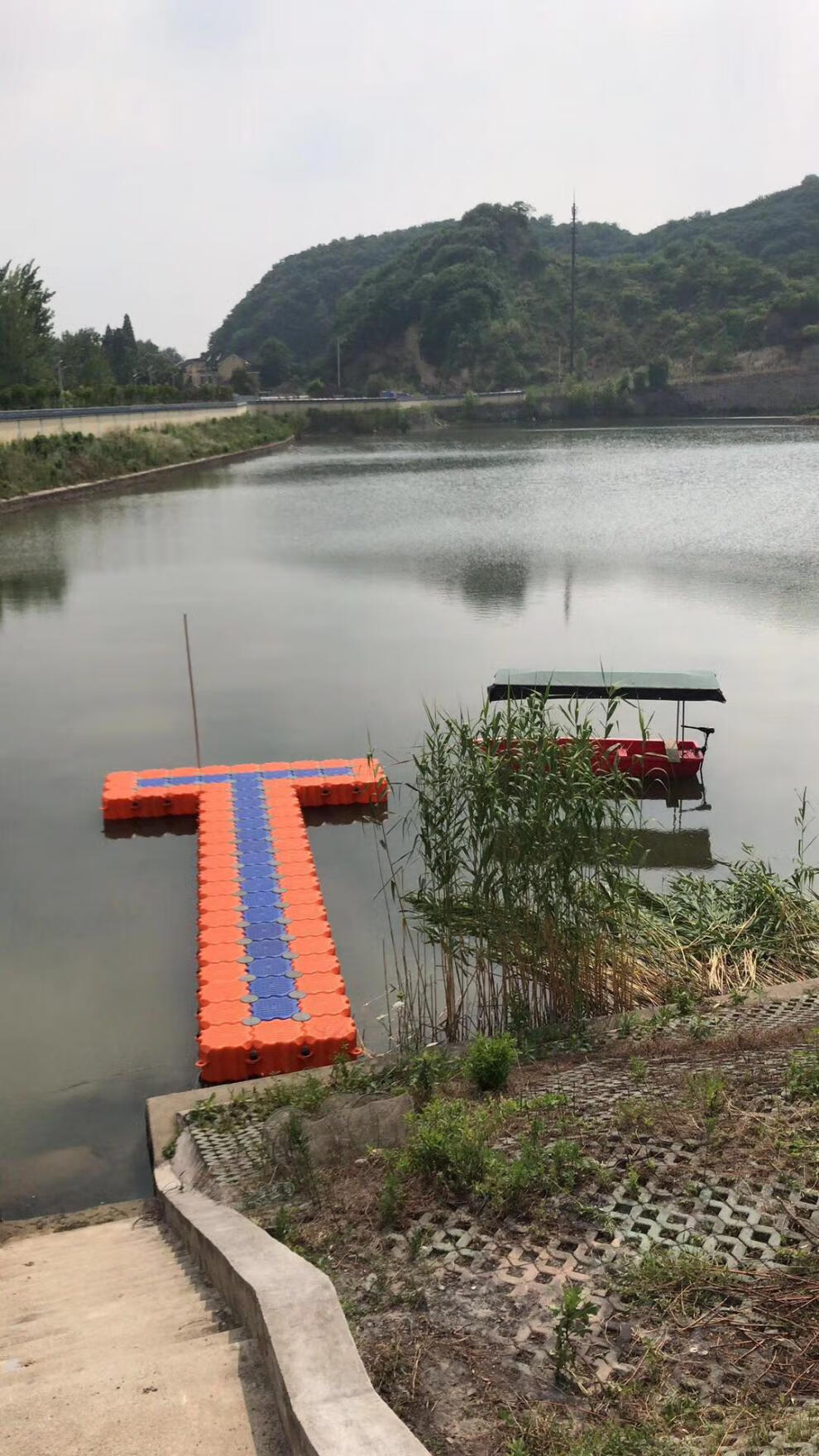 水上浮台平台浮动码头上平台浮桥浮筒游艇码头水上游泳池塑料钓鱼灰色