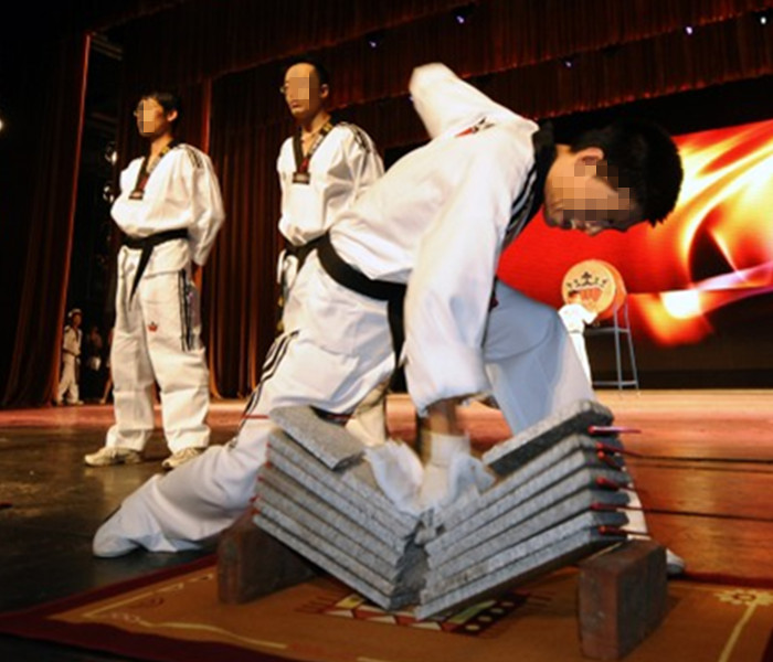 跆拳道表演击破大理石木棍板瓦片砖头武术拳击大理石儿童功力舞台 30