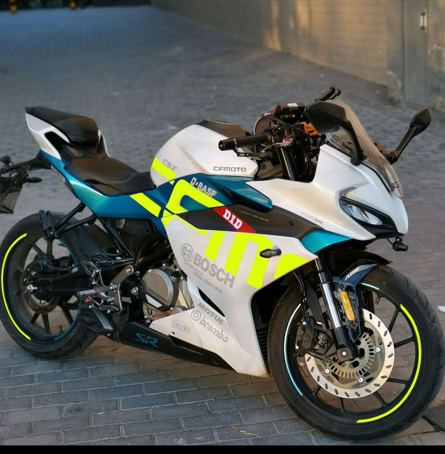 22款春风250sr贴纸个性改装贴花前脸贴花改色车壳字母贴纸拉花 前脸v