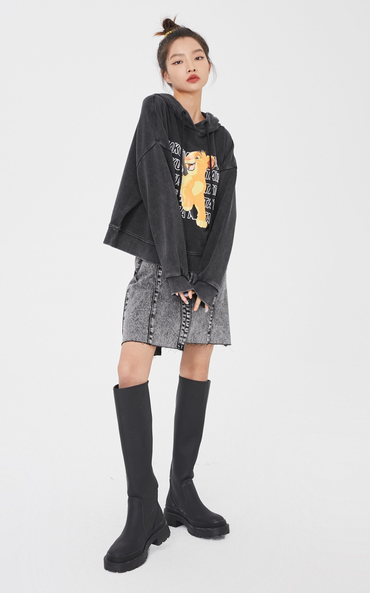 only2021冬季新款迪士尼狮子王联名款套头连帽卫衣女12139s042h11黑色