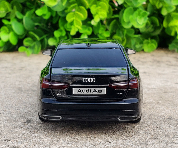 桑菽1:32奥迪a8合金车模六开门仿真金属车模收藏摆件带避震车玩具
