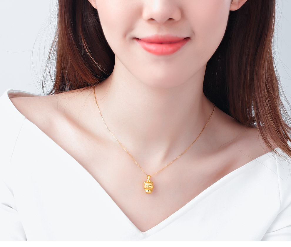 周百福黄金吊坠生肖黄金猪项链儿童本命年小金猪女款足金猪宝宝挂坠