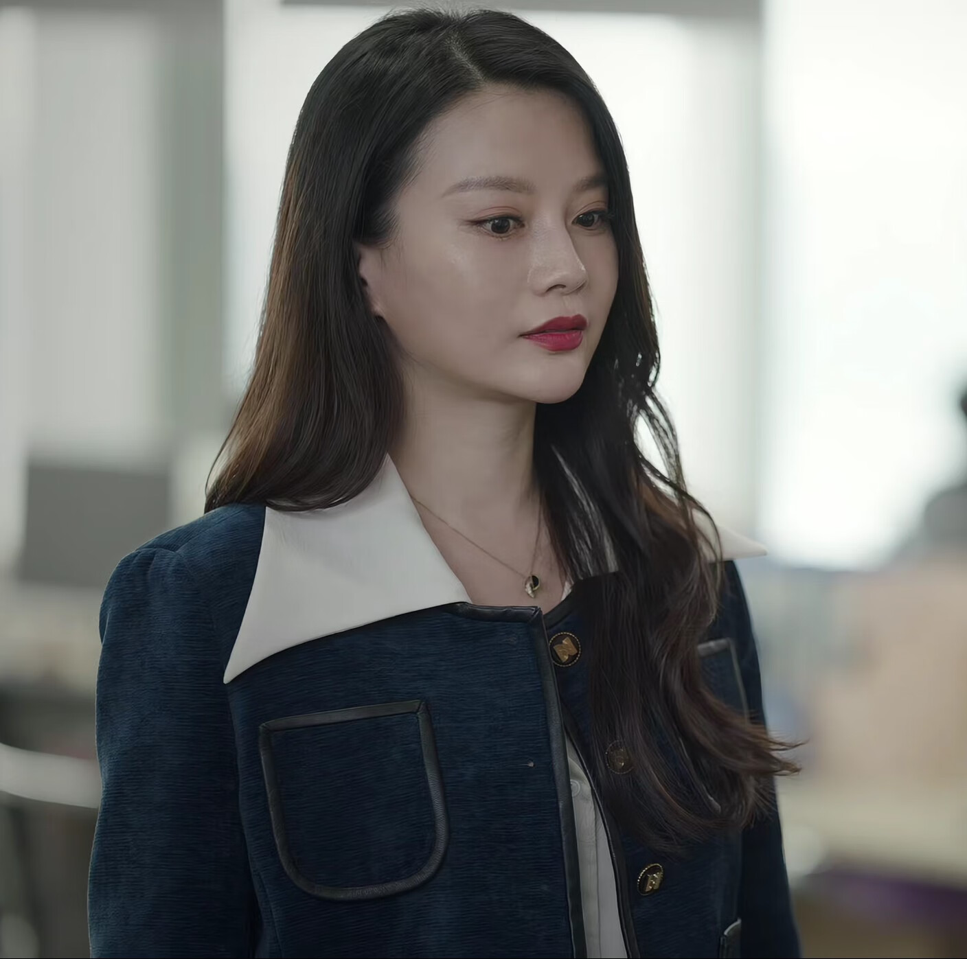 底线同款底线吴恙李芳凝明星同款小香风百搭皮革装饰镶边外套白色翻领