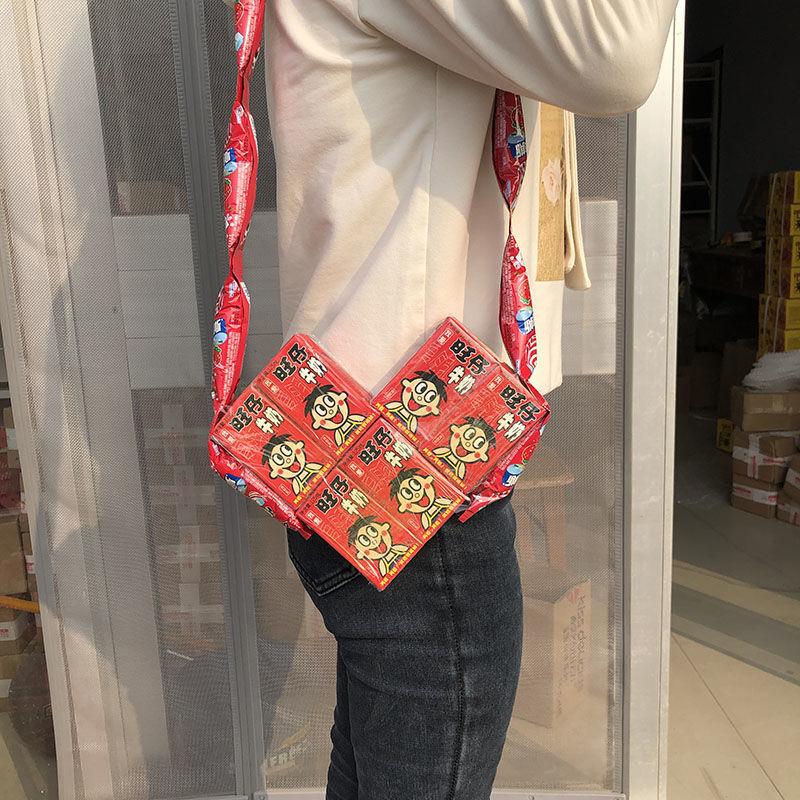 零食做的背包个包包阿尔卑斯不二家棒棒糖加ad钙奶旺仔牛奶连起来糖果