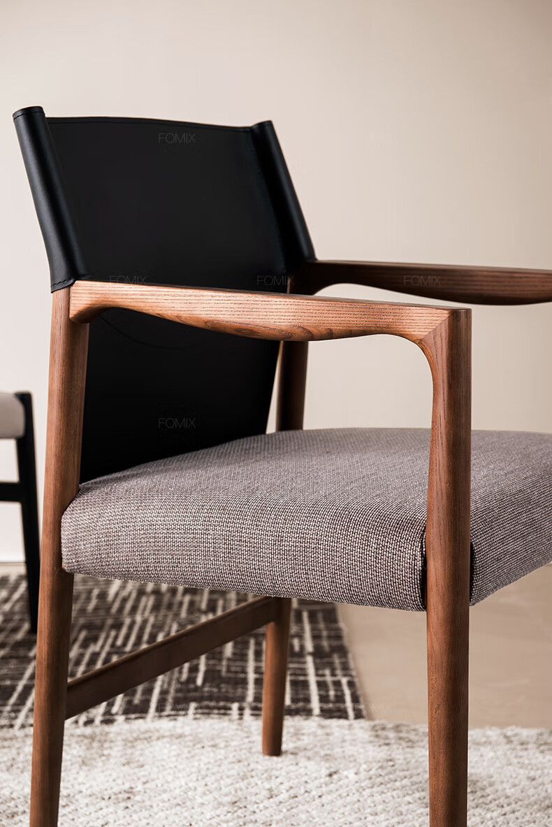 fomix意式极简马鞍皮餐椅轻奢家用靠背扶手椅子高档白蜡木洽谈椅进口