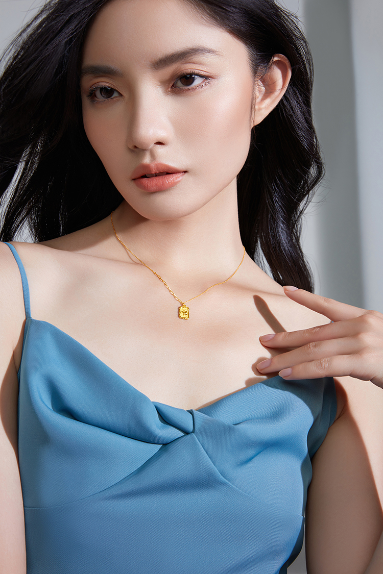 周大福 珠宝首饰 时尚蝴蝶方牌ab链 实心足金黄金吊坠蝴蝶项链(工费