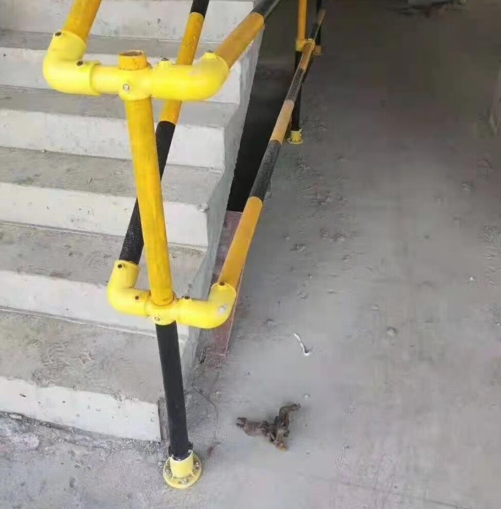 定型化临边防护连接件工地楼梯扶手链接配件钢管接头塑料扣件卡扣金色