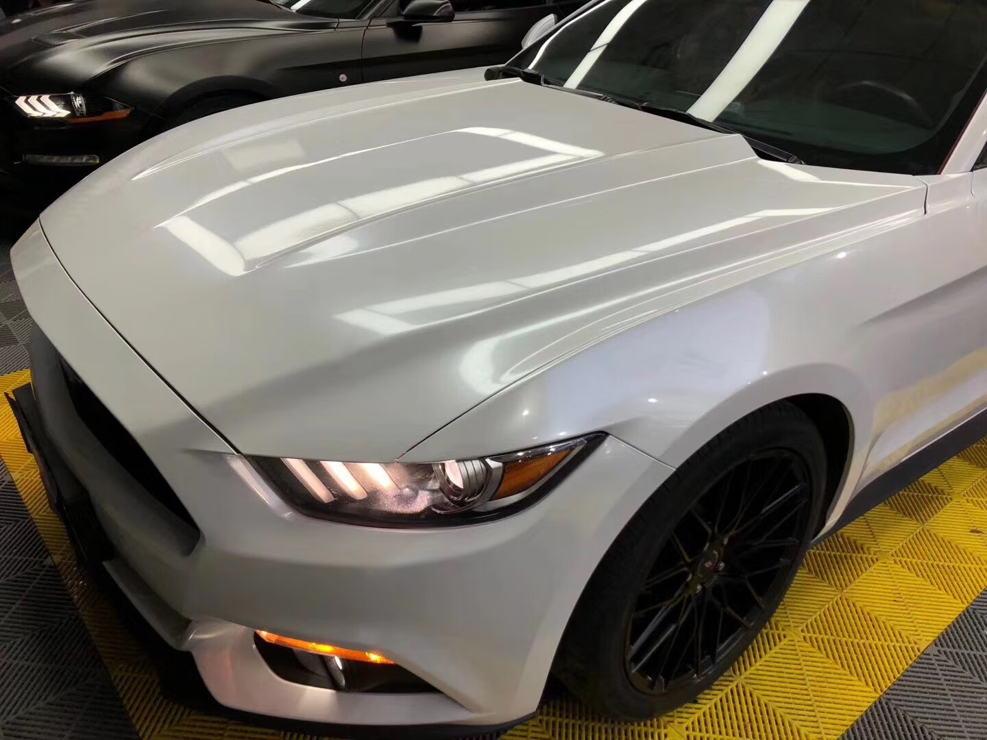 电动摩托车衣白色渐变珠光贴膜汽车全身改色贴膜陶瓷珍珠电光贴纸