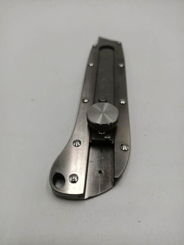 素界18mm全钢壁纸刀架电工皮具刀美工刀架业级重型美工刀金属银