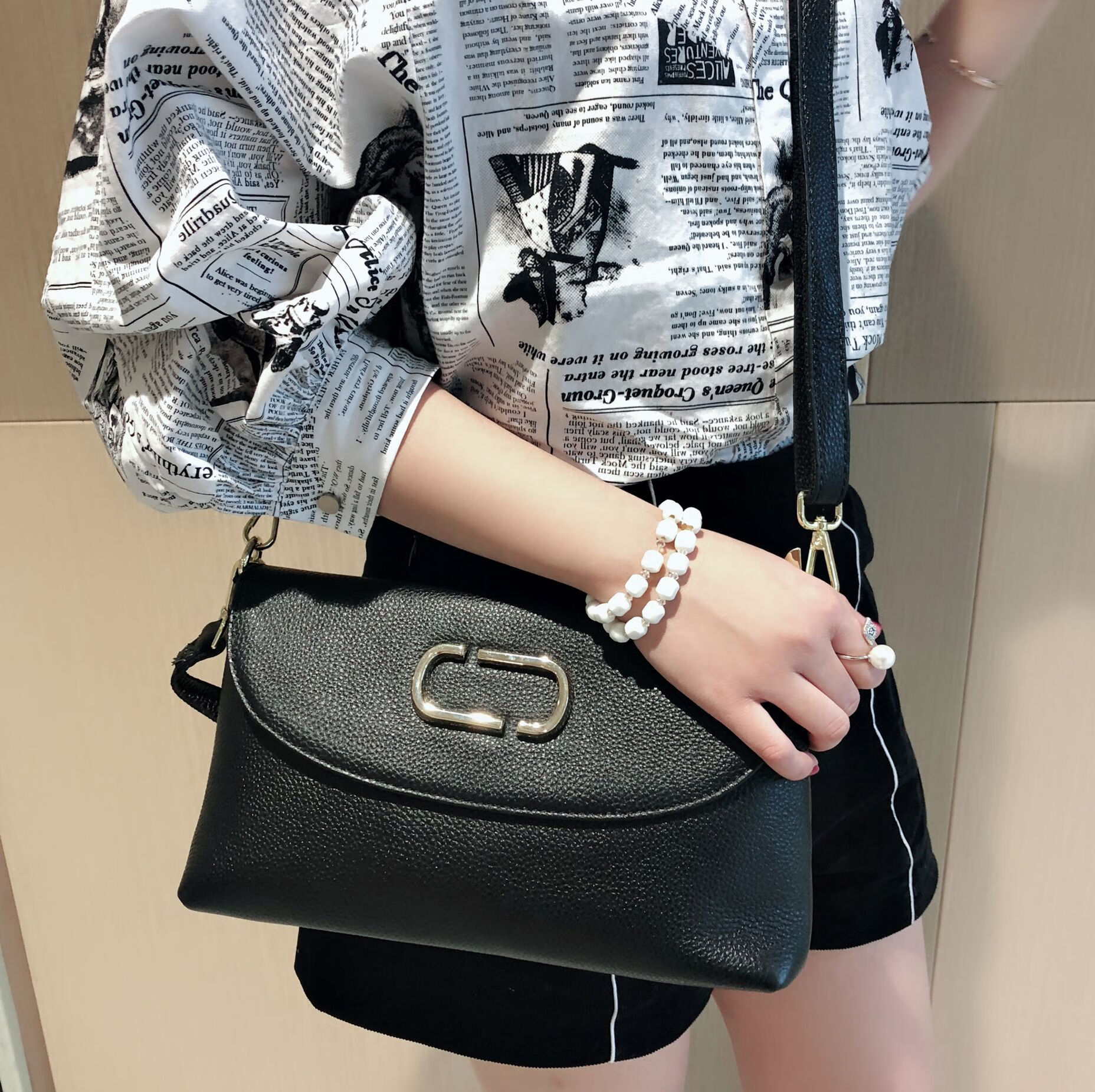 潮王新款女式斜挎包真皮韩版简约宽肩带单肩包头层牛皮小方包 深蓝色