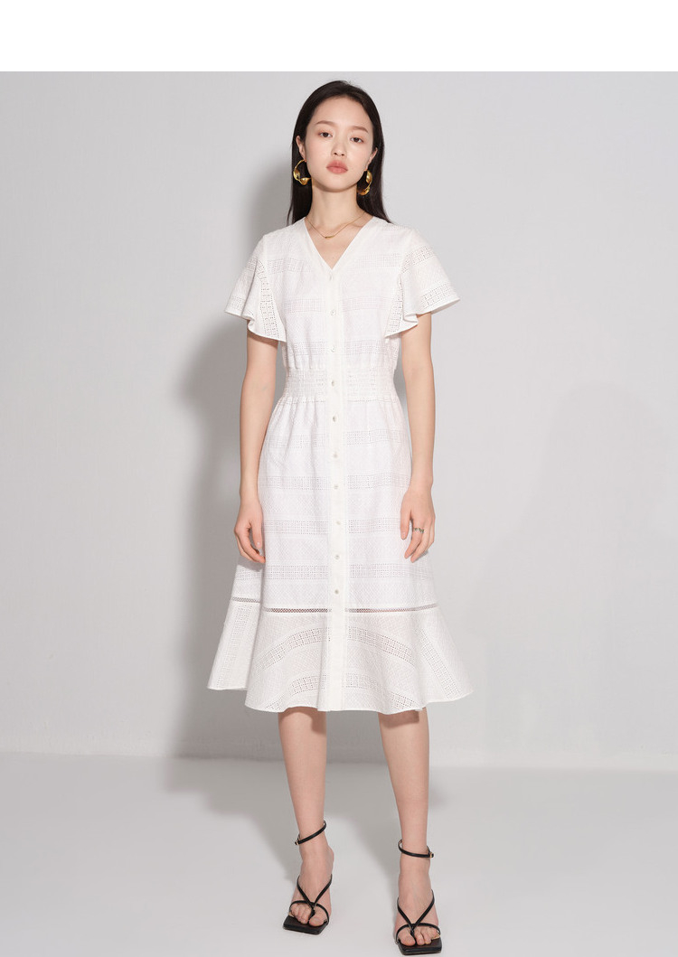 vgrass维格娜丝2022年夏季新款商场同款荷叶边v领刺绣蕾丝连衣裙白色5