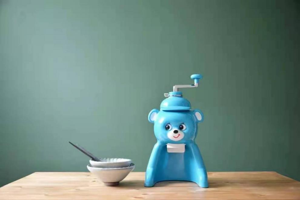 小熊刨冰机定制日本同款小熊刨冰机儿童家用碎冰手动冰沙卡通绵绵冰机