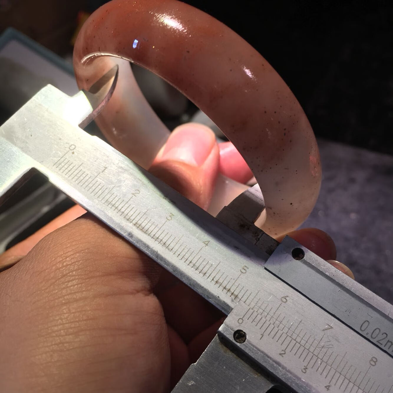 鸡血玉手镯桂林鸡血玉手镯白底红玉石冰底纯正玉镯粉冰底贵妃料镯