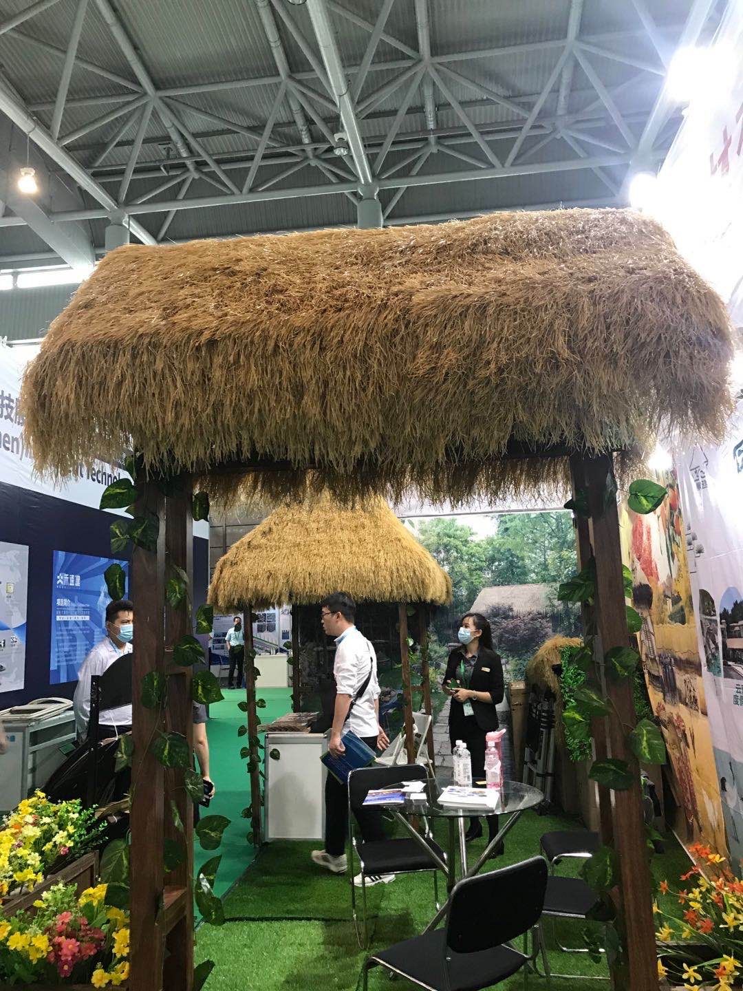 仿真茅草瓦屋顶装饰塑料稻草地毯式人造成卷假毛草农家乐茅草棚草黄色