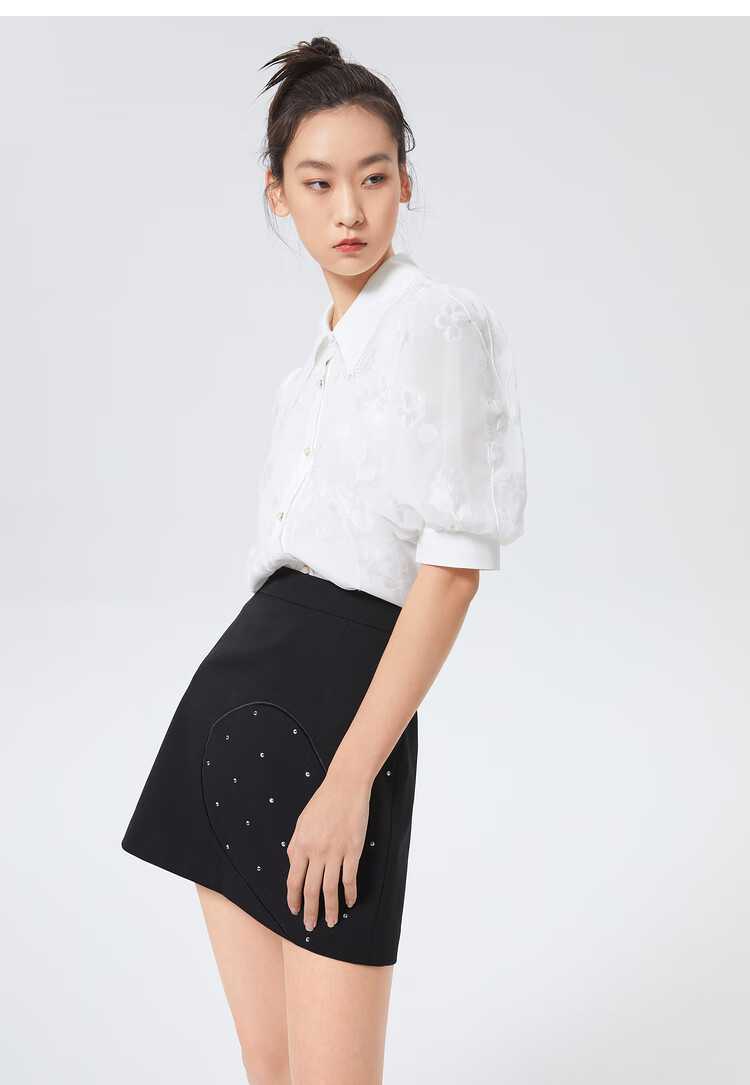 爱居兔22夏新女装提花面料郁金香绣花泡泡袖通勤时尚短袖休闲衬衫ene