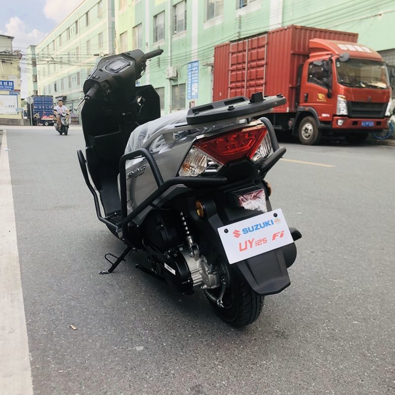 适用于适用摩托车轻骑铃木uy125保险杠踏板车前后保护杠加厚改装防摔