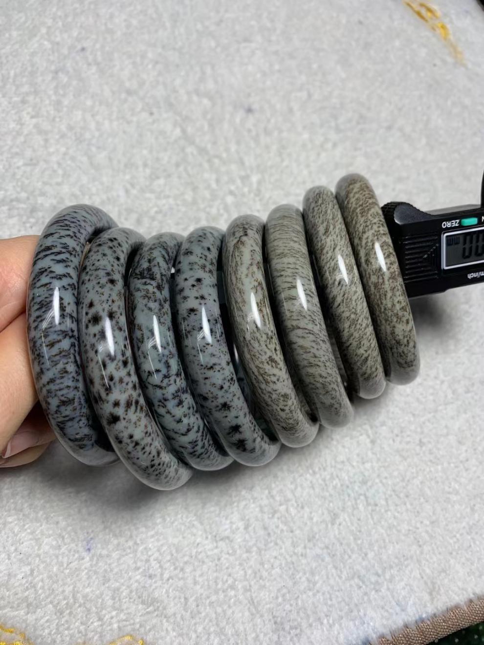 和田玉草花宽边手镯 密度好细腻 女士和田玉宽边手镯饰品祥 圈口60-63