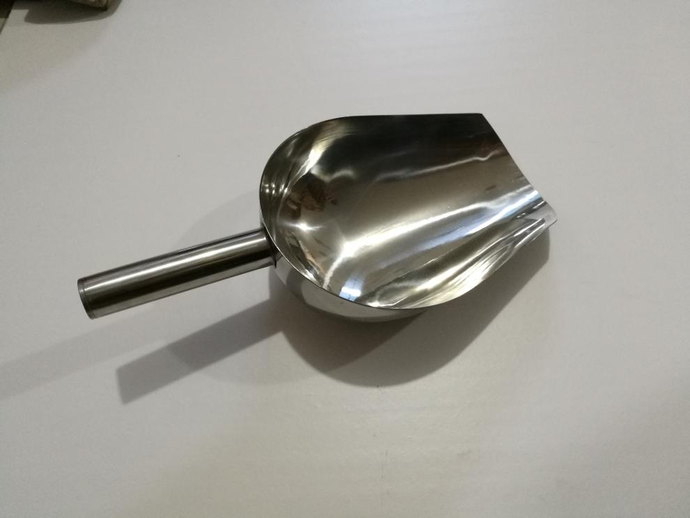 加厚铁皮添料斗饲料勺料瓢面粉铲弧形面戳子半圆铁簸箕精品加厚小号12
