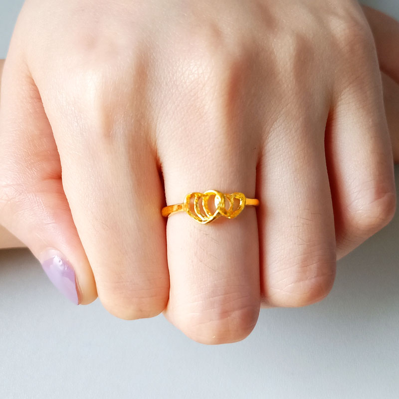 老凤凰 黄金戒指9999足金女士爱心形心心相印牵手双心情侣款送情人