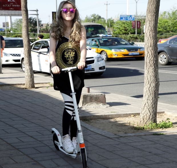 名马scooter 成人滑板车成人大两轮代步车减震 黑色(减震折叠款)