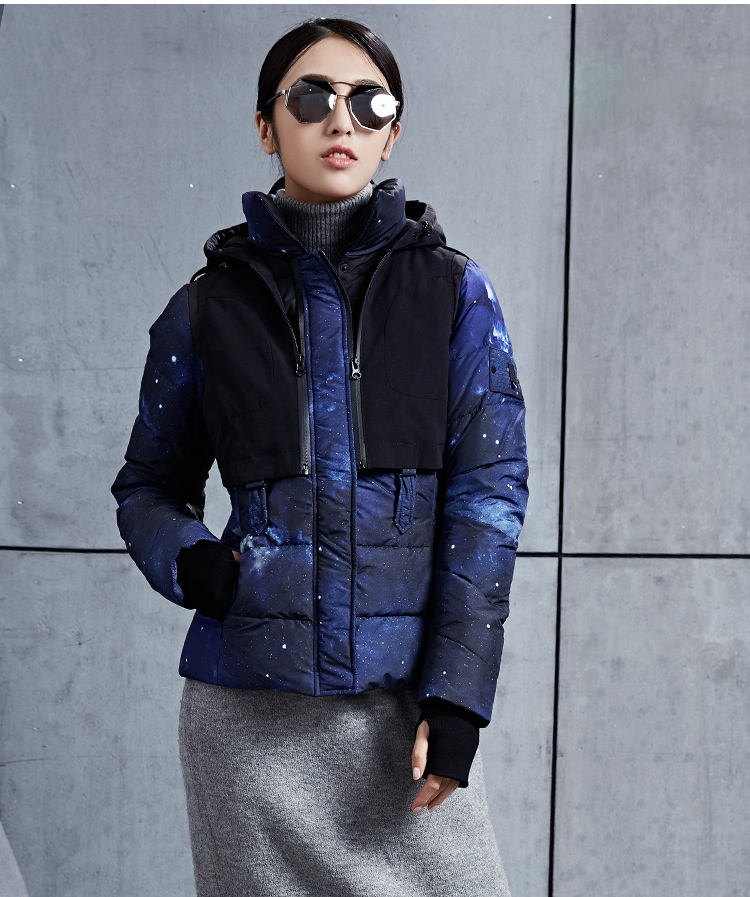 misun/米尚短款修身撞色拼接黑蓝印花时尚休闲女白鸭绒羽绒服 暗夜