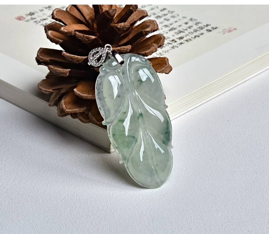 老坑冰糯种飘花玉叶翡翠挂件, 玉质细腻,水亮光润,质地细滑拍品详情2