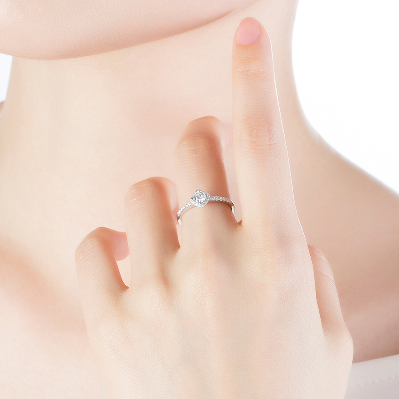 六福珠宝 爱很美系列18k金群镶钻石戒指求婚钻戒女戒送切工镜 定价 lb