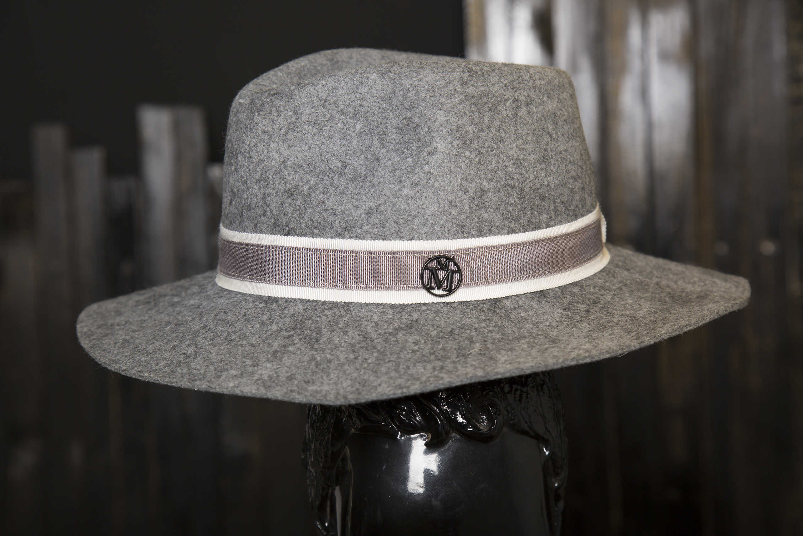 秋冬欧美新款m字母平檐羊毛呢礼帽女毡帽大檐英伦风韩版爵士帽子 灰色