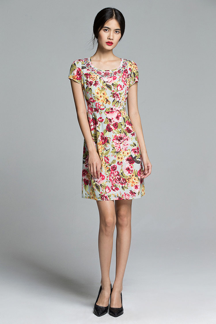 渔牌f13b0153 刹那芳华 花色美艳领口绣花连衣裙 吊牌价1758元 绿色