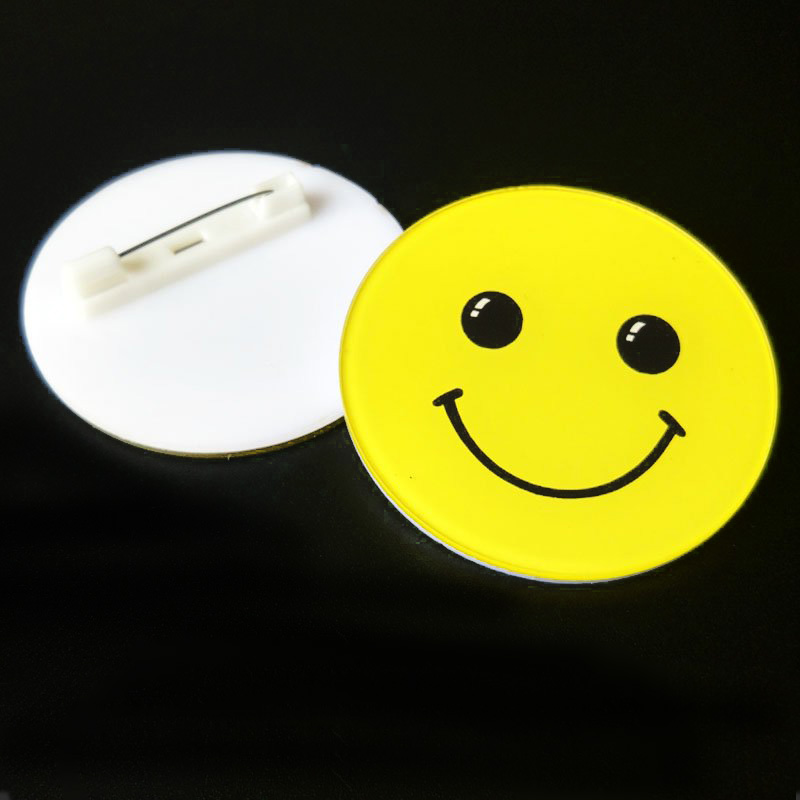 博金来微笑胸牌笑脸胸牌公司微笑服务形象胸牌胸针为您服务工号牌可爱